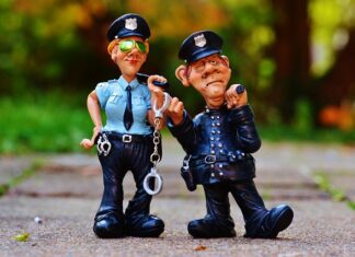 Czy policjant na służbie może zakrywać twarz?