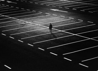 Czy można wymieniać koła na parkingu?