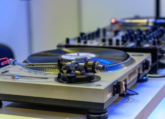 Co oznacza żółta kontrolka samochód z kluczem?