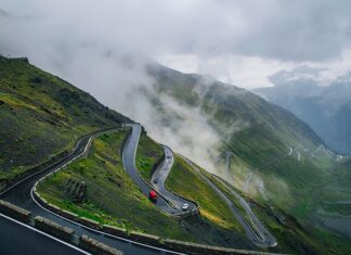 Co piszczy w kole przy skręcaniu?