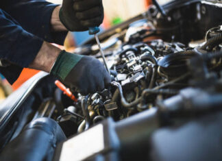 Porównanie naprawy samochodu własnymi siłami a korzystaniem ze specjalistycznego serwisu samochodowego
